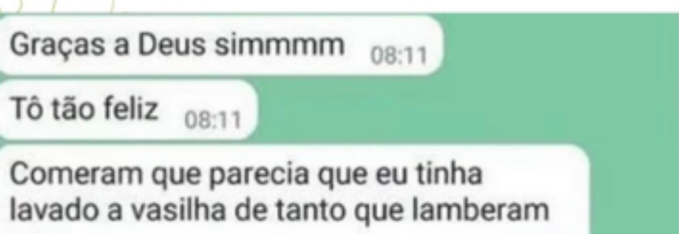Print de conversa de WhatsApp em que a tutora diz que está muito feliz e que os cães comeram tanto que pareciam ter lavado a vasilha de tanto lamber